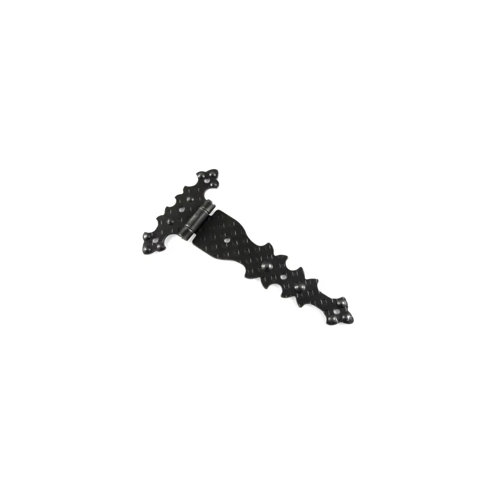 Cerniere rustiche in ferro martellato nero Misura (mm x mm): 92 x 182 mm. Cerniere rustiche in ferro martellato nero Misura (mm x mm): 92 x 182 mm.