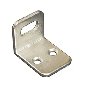 SQUADRETTA PER ARMADI CON ASOLA ORIZZONTALE NICHELATA 22X28X21 SPESSORE 2MM - 4PZ.